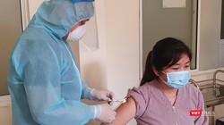Nhân viên y tế tại Đà Nẵng được tiêm vắc xin phòng COVID-19