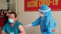 Nhân viên y tế tuyến đầu chống dịch ở Đà Nẵng được tiêm vaccine phòng COVID-19