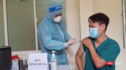 Lực lượng y tế tiêm vắc xin COVID-19 cho các bác sĩ, nhân viên y tế tại Đà Nẵng