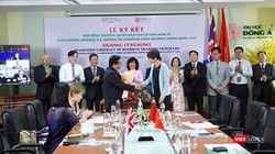 Bà Emily Hamblin - Tổng Lãnh sự Anh tại TP. Hồ Chí Minh chúc mừng ĐH Đông Á đã có ký kết hợp tác đào tạo với Đại học Liverpool John Moores (Vương Quốc Anh)