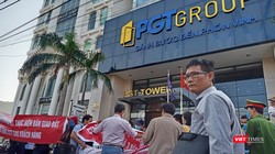 Khách hàng mua sản phẩm tại dự án New Danang City tập trung giăng băng rôn đòi sổ trước toà nhà PGT Tower (Đà Nẵng)