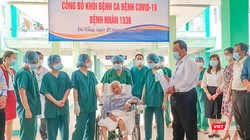 Sáng 27/3, Giám đốc Bệnh viện Phổi Đà Nẵng trao chứng nhận khỏi bệnh cho bệnh nhân mắc COVID-19 thứ 1536
