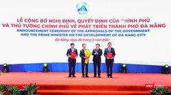  Phó Thủ tướng Trịnh Đình Dũng thay mặt Chính phủ trao quyết định cho lãnh đạo TP Đà Nẵng
