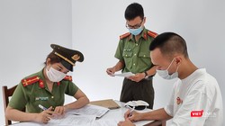 Lực lượng An ninh điều tra Công an TP Đà Nẵng đang lấy lời khai một đối tượng trong đường dây đưa người Trung Quốc nhập cảnh trái phép vào Việt Nam