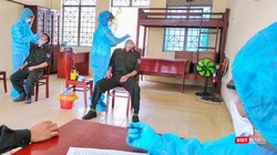 Lực lượng y tế lấy mẫu xét nghiệm SARS-CoV-2 cho cán bộ chiến sĩ có tiếp xúc gần với các ca mắc COVID-19