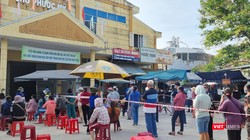 Các tiểu thương chợ Phước Mỹ (Đà Nẵng) lấy mẫu xét nghiệm SARS-CoV-2 khi ca mắc COVID-19 đi chợ tại đây