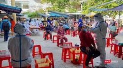 Lực lượng y tế lấy mẫu xét nghiệm COVID-19 trên diện rộng tại Đà Nẵng