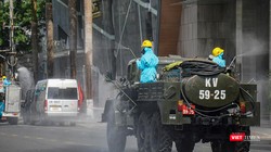 Lực lượng y tế phun thuốc khử khuẩn tại vũ trường New Phương Đông (Đà Nẵng)