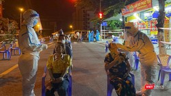 Lực lượng y tế Đà Nẵng lấy mẫu xét nghiệm COVID-19 xuyên đêm