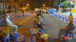 Lực lượng y tế Đà Nẵng lấy mẫu xét nghiệm COVID-19 cho người dân xuyên đêm để tăng cường công tác truy vết, ngăn chặn dịch bệnh lây lan