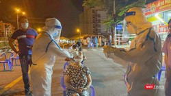 Lực lượng y tế Đà Nẵng lấy mẫu xét nghiệm COVID-19 cho người dân