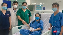 Nữ điều dưỡng bị sốc phản vệ sau tiêm vắc xin COCID-19 ở Đà Nẵng được các đồng nghiệp đến chúc mừng sau khi bình phục (ảnh AD)