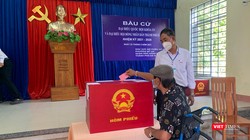 Cử tri Đà Nẵng đi bỏ phiếu bầu ra đại biểu Quốc hội và đại biểu HĐND TP (Ảnh Khánh Hưng)