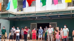 Người dân chung cư 12T3 (phường Nại Hiên Đông, quận Sơn Trà, TP Đà Nẵng) nghe đọc lệnh tháo dỡ phong toả cách ly y tế (Ảnh Khánh Hưng)