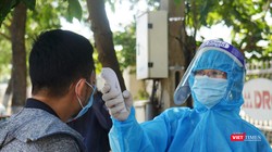 Lực lượng kiểm dịch giám sát y tế đối với người đi qua chốt kiểm soát phòng dịch COVID-19 