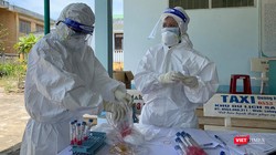 Lực lượng y tế Quảng Ngãi lấy mẫu xét nghiệm COVID-19 cho người dân