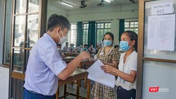 Thí sinh tham dự kỳ thi tuyển sinh lớp 10 ở Đà Nẵng làm thù tục vào phòng thi.