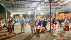 Lực lượng y tế lấy mẫu xét nghiệm COVID-19 đối với người dân tại Đà Nẵng