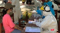 Lực lượng y tế lấy mẫu xét nghiệm sàng lọc bệnh nhân COVID-19