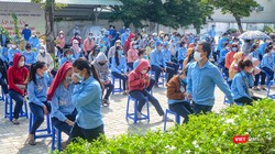 Công nhân làm việc tại Công ty TNHH Điện tử Việt Hoa tập trung lấy mẫu xét nghiệm COVID-19 trong sáng ngày 15/7