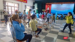 Lực lượng y tế lấy mẫu xét nghiệm COVID-19 cho người dân Đà Nẵng 