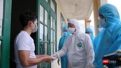 Ông Lê Trí Thanh - Chủ tịch UBND tỉnh Quảng Nam thăm hỏi, động viên người dân được đua từ TP HCM về quê tại khu cách ly tập trung