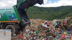 Xe thu gom vận chuyển rác mang BKS 29T-6627 đổ rác thải sinh hoạt có lẫn rác y tế nguy hại tại hộc số 4 bãi rác Khánh Sơn.