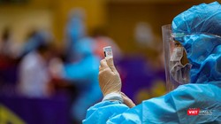 Lực lượng y tế tiêm vaccine phòng COVID-19 cho người dân