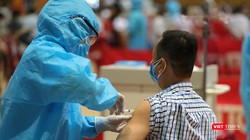 Lực lượng y tế Đà Nẵng tiêm vaccine phòng COVID-19 cho người dân 