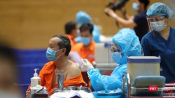 Lực lượng y tế tiêm vaccine phòng COVID-19 cho người dân tại Đà Nẵng