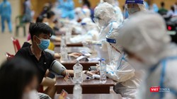 Lực lượng y tế Đà Nẵng khám sàng lọc đối với người dân trước khi tiêm vaccine phòng COVID-19