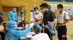 Lực lượng y tế Đà Nẵng kiểm tra dịch tễ người dân trước khi tiêm vaccine phòng COVID-19