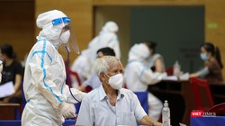 Lực lượng y tế khám lâm sàng cho đối tượng ưu tiên trước khi tiêm vaccine phòng COVID-19