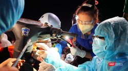 Đội SOS sinh viên ĐH Đông Á sửa xe cho người dân tại điểm dừng trên đia bàn TP Đà Nẵng trong hành trình từ TP HCM về quê tránh dịch