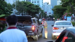 Lực lượng công an kiểm tra phương tiện ra đường tại chốt kiểm soát trên địa bàn TP Đà Nẵng