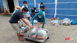 Người dân vùng phong toả cách ly y tế trên địa bàn phường Nại Hiên Đông (quận Sơn Trà, Đà Nẵng) được "đi chợ giúp"và giao thực phẩm tận tay