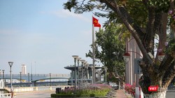 Một góc vỉa hè đường Bạch Đằng vắng bóng người qua