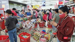 Người dân Đà Nẵng xếp hàng mua nhu yếu phẩm trước khi TP thực hiện phong toả tuyệt đối