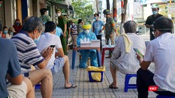 Lực lượng y tế lấy mẫu xét nghiệm SARS-CoV-2 trong cộng đồng khi Đà Nẵng áp dụng phong toả tuyệt đối toàn TP