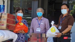 Lực lượng Tổ COVID-19 cộng đồng ở Đà Nẵng trao quà hỗ trợ cho người dân TP