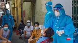 Lực lượng y tế Đà Nẵng lấy mẫu xét nghiệm COVID-19 trong cộng đồng 