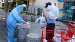 Shipper ở Đà Nẵng mua hàng tại siêu thị để cung cấp thực phẩm thiết yếu cho khách
