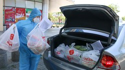 Một Shipper ở Đà Nẵng chuẩn bị hàng đi giao cho người mua