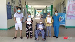 Bệnh nhân N.T.B (BN292701, SN 1920) (người ngồi), cùng các bệnh nhân khác tại buổi xuất viện sáng ngày 1/9.