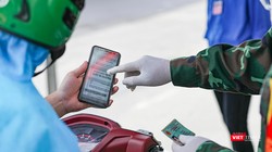 Lực lượng kiểm soát dịch ở Đà Nẵng kiểm tra giấy đi đường QRCode của người tham gia giao thông
