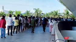 Người dân Đà Nẵng xếp hàng tiêm vaccine phòng COVID-19 phía bên ngoài điểm tiêm cung thể thao Tiên Sơn (quận Hải Châu)