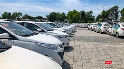 Xe Taxi nằm phơi mưa nắng do ảnh hưởng của dịch COVID-19 trên địa bàn TP Đà Nẵng