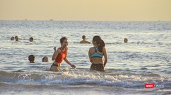 Sáng ngày 30/9, người dân Đà Nẵng đã được đi tắm biển sau 2 tháng giãn cách xã hội theo Chỉ thị 05/CT-UBND của Chủ tịch UBND TP