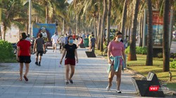 Người dân và du khách ở Đà Nẵng dạo biển sau thời gian dài giãn cách xã hội