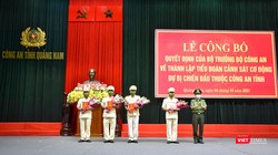 Thiếu tướng Nguyễn Đức Dũng - Giám đốc Công an tỉnh Quảng Nam trao quyết định thành lập Tiểu đoàn Cảnh sát cơ động dự bị chiến đấu cho các Chỉ huy Tiểu đoàn